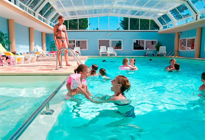 séjour avec piscine couverte en Vendée dans une location de mobil home 