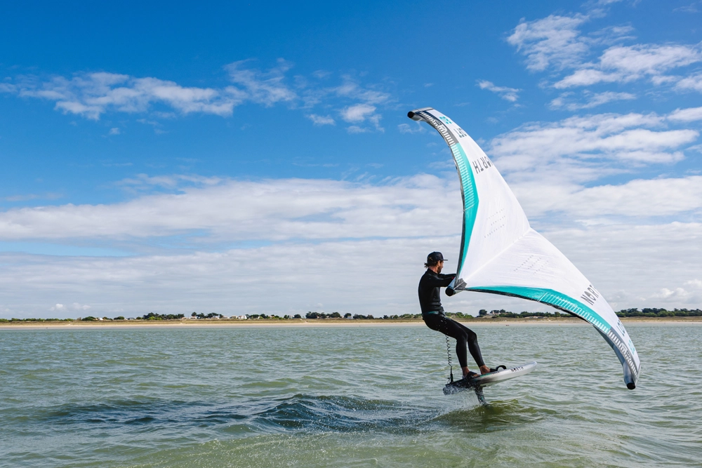 Amateur de sports de glisse et wingfoil sur l'océan Atlantique pendant des vacances à La Tranche sur Mer