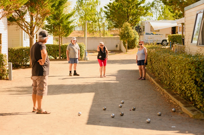 pétanque entre amis à La Tranche sur Mer